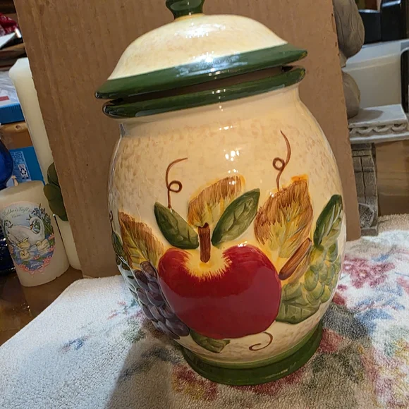 Green and Cream Biscotti Jar - Picture 3 of 6